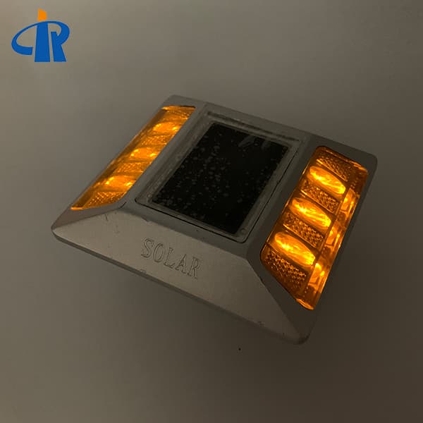 <h3>Internally Illuminated Solar Pavement Levelled Marker Studs </h3>
